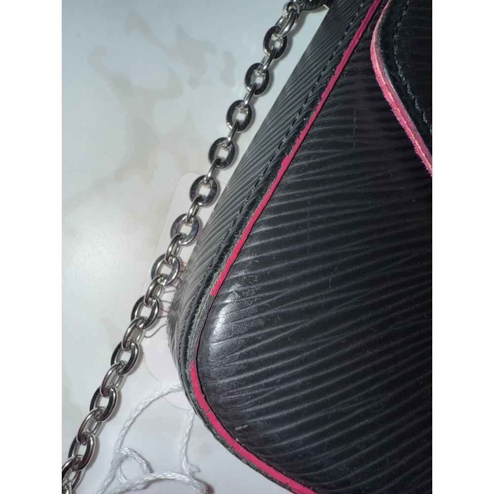 Louis Vuitton Epi Leather Chain Crossbody Bag – Elegant & Timeless - Picture 4 of 12